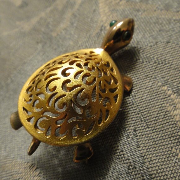 Vintage JJ Jonette Turtle Brooch Pin  Gold Tone w Green Glass Eyes - Picture 1 of 10